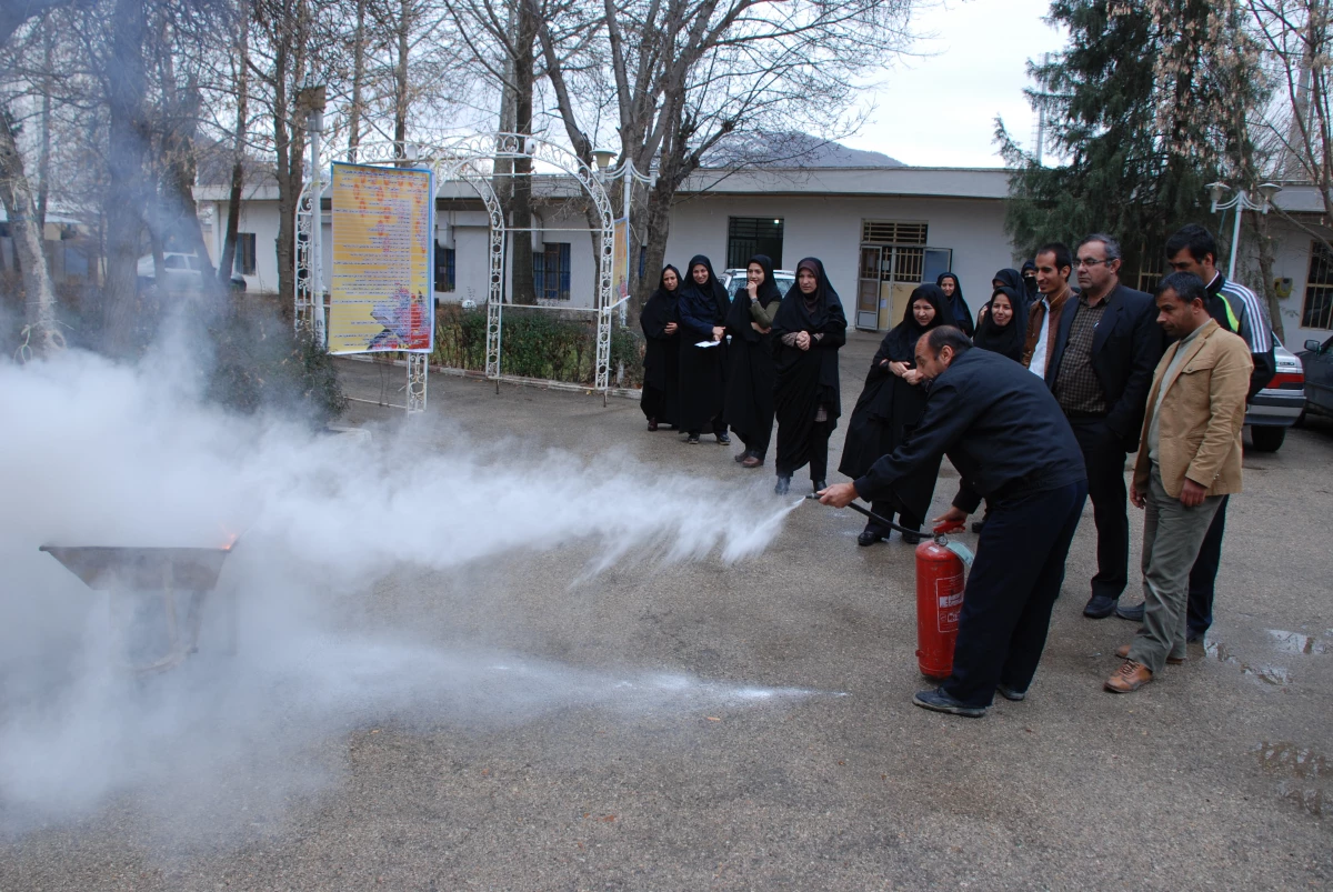 برگزاری کارگاه آشنایی با اطفاء حریق واصول آتش نشانی در پردیس کوثر یاسوج 7