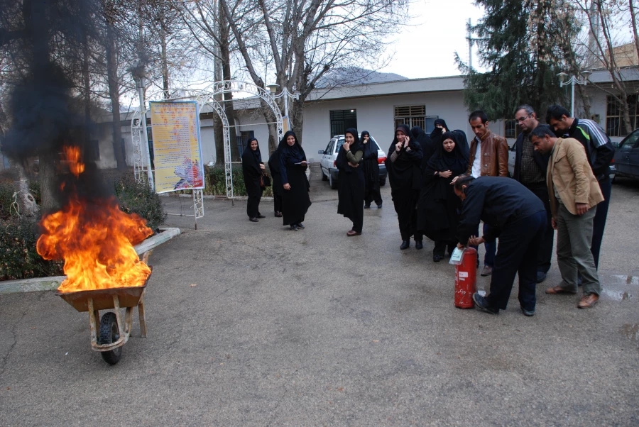 برگزاری کارگاه آشنایی با اطفاء حریق واصول آتش نشانی در پردیس کوثر یاسوج 5