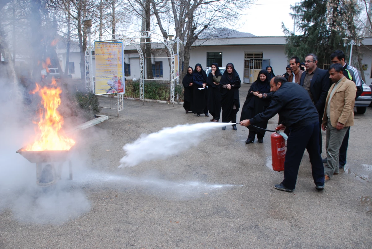 برگزاری کارگاه آشنایی با اطفاء حریق واصول آتش نشانی در پردیس کوثر یاسوج 6