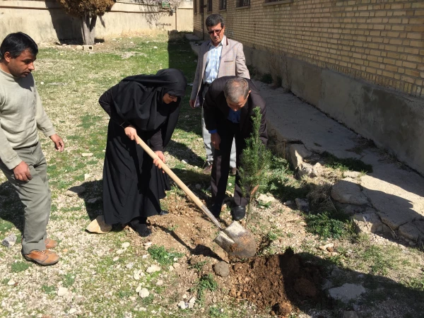 غرس نهال در حیاط ساختمان شماره 2 پرددیس کوثر 2