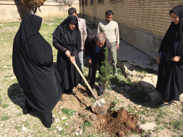 غرس نهال در حیاط ساختمان شماره 2 پرددیس کوثر 3