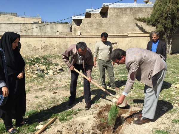 غرس نهال در حیاط ساختمان شماره 2 پرددیس کوثر 7