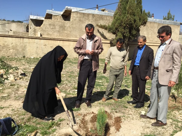 غرس نهال در حیاط ساختمان شماره 2 پرددیس کوثر 8