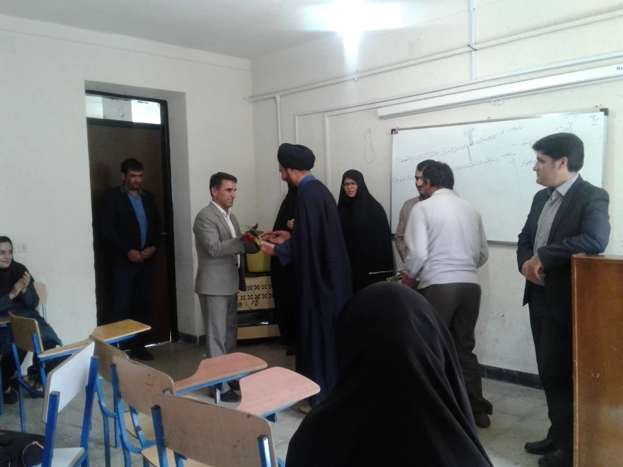 گزارش تجلیل و تکریم از اساتید پردیس کوثر در روز معلم 2